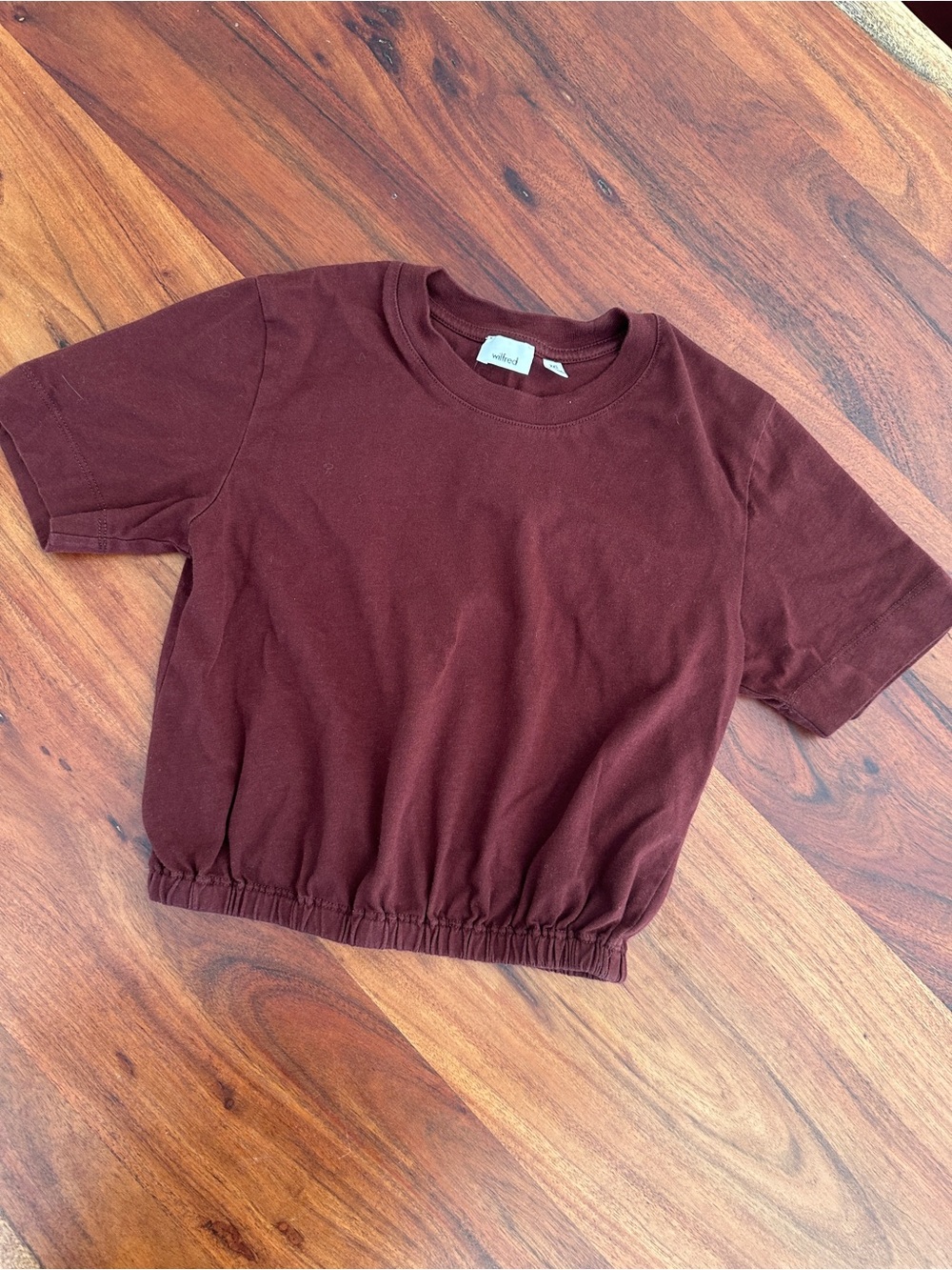Wilfred Short Sleeve Crop T-Shirt with Elastic-Hem in Burgundy